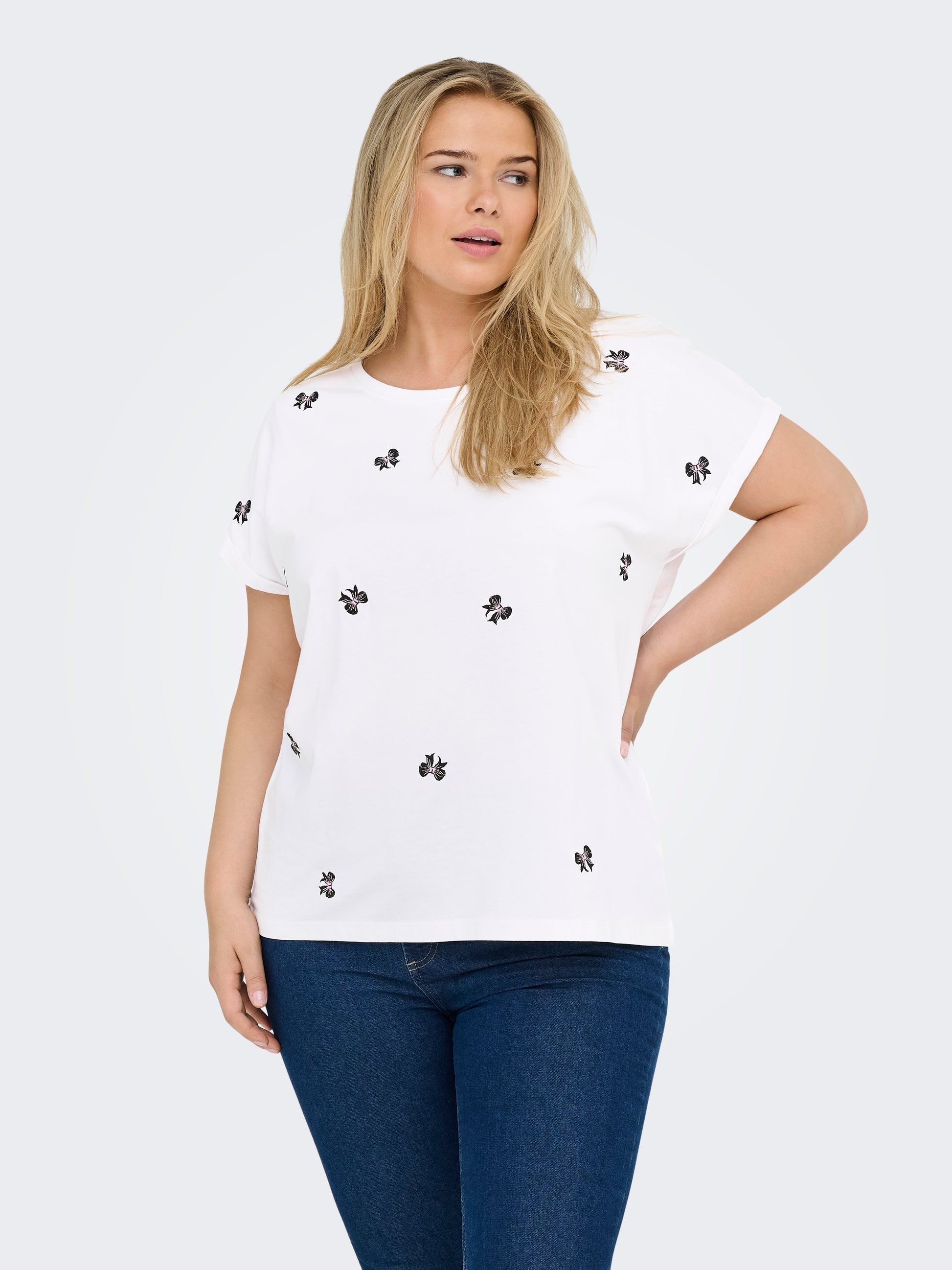 Carmakoma CARMILDA S/S O-NECK AO EMB TOP JRS Wit - OAK Fashion Noordwolde