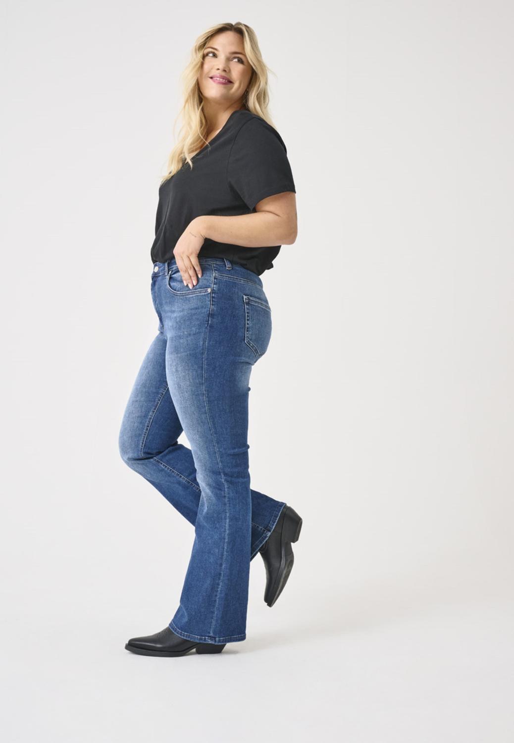 Carmakoma CARWILLY HW FLARED DNM TAI021 NOOS Blauw - OAK Fashion Noordwolde