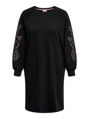 Carmakoma CARELLE L/S O-NECK ABOVE KNEE DRESS JRS Zwart - OAK Fashion Noordwolde