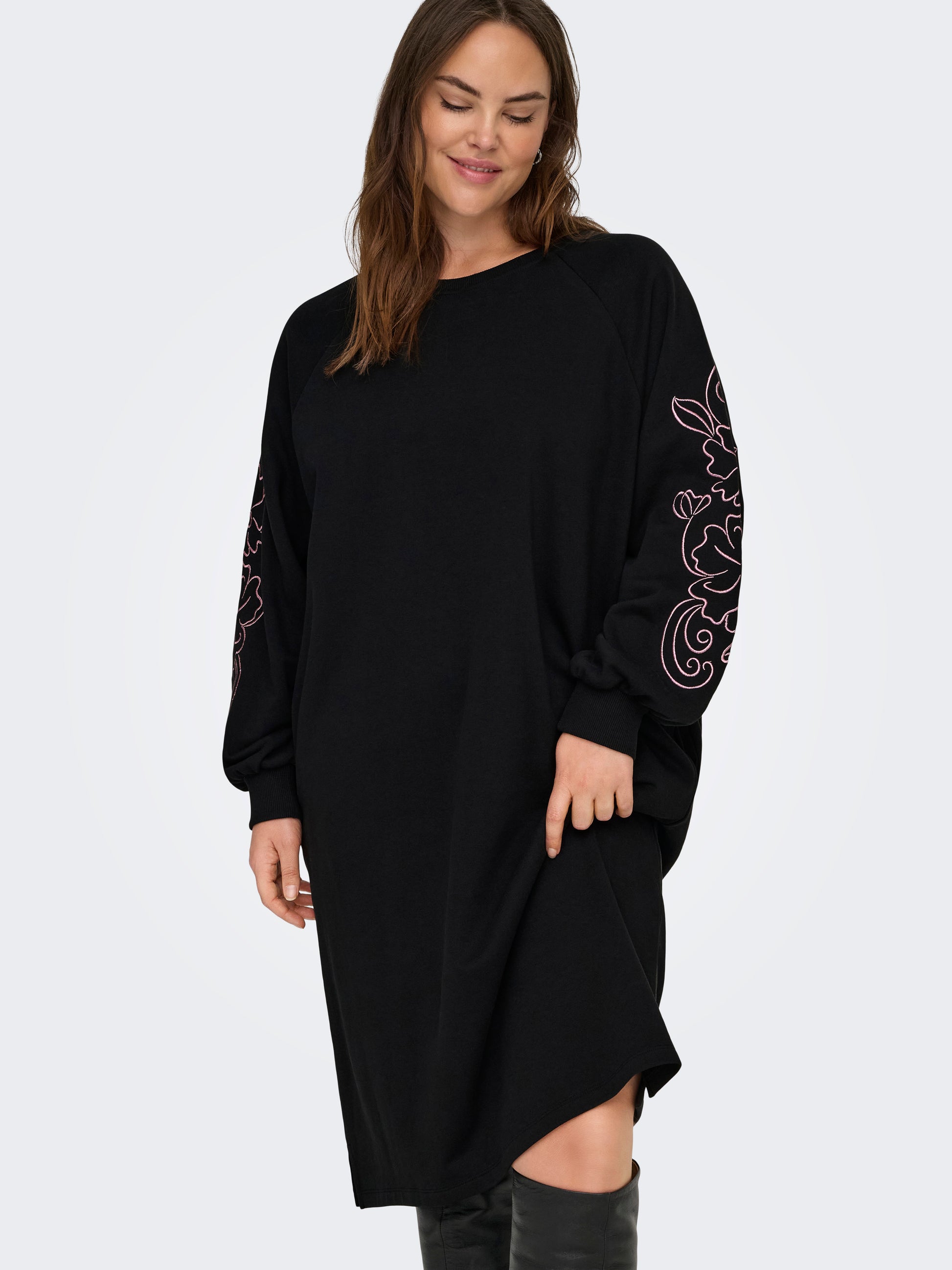 Carmakoma CARELLE L/S O-NECK ABOVE KNEE DRESS JRS Zwart - OAK Fashion Noordwolde