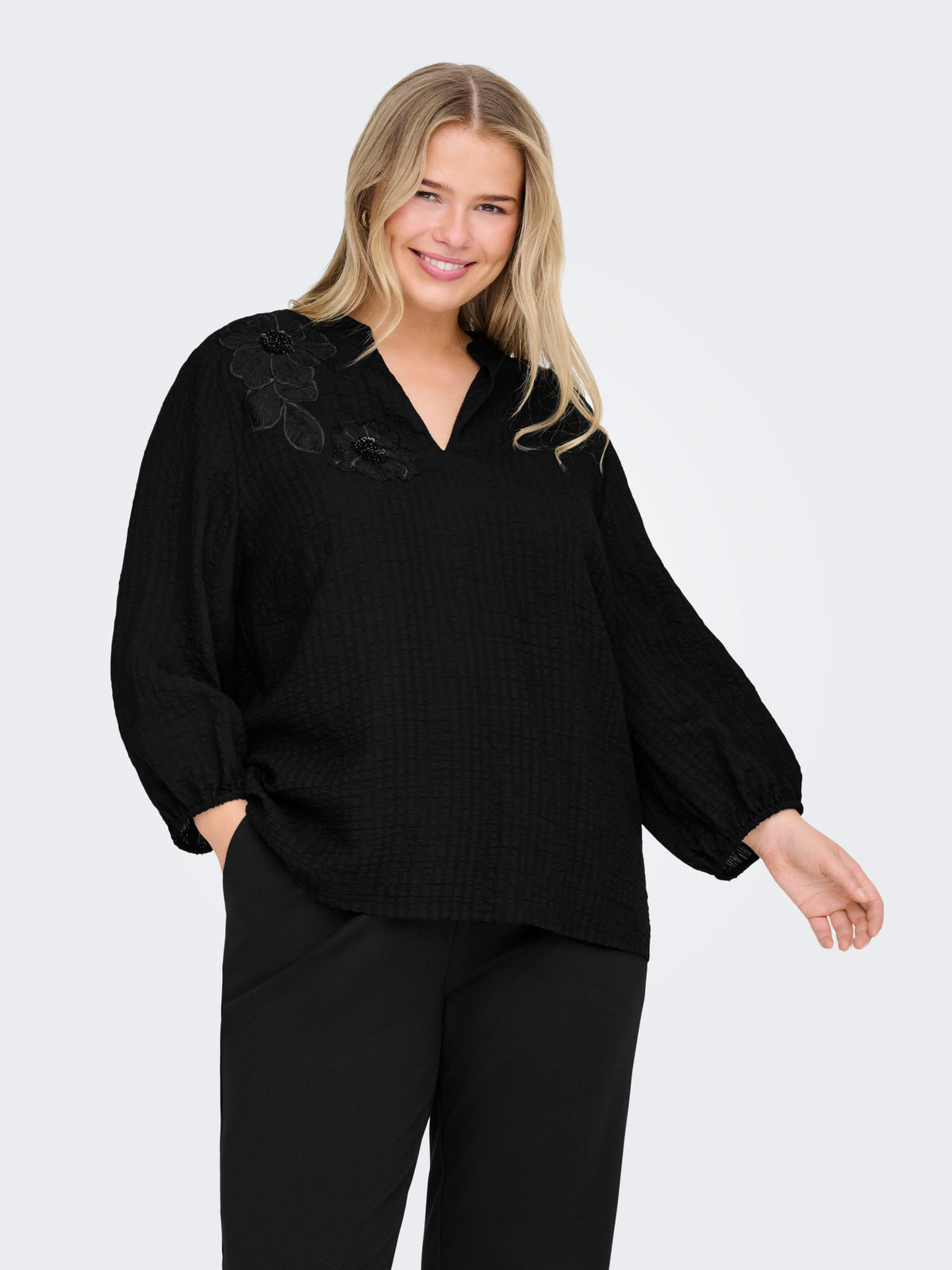 Carmakoma CARLYNE LIFE 3/4 V-NECK TOP WVN Zwart - OAK Fashion Noordwolde