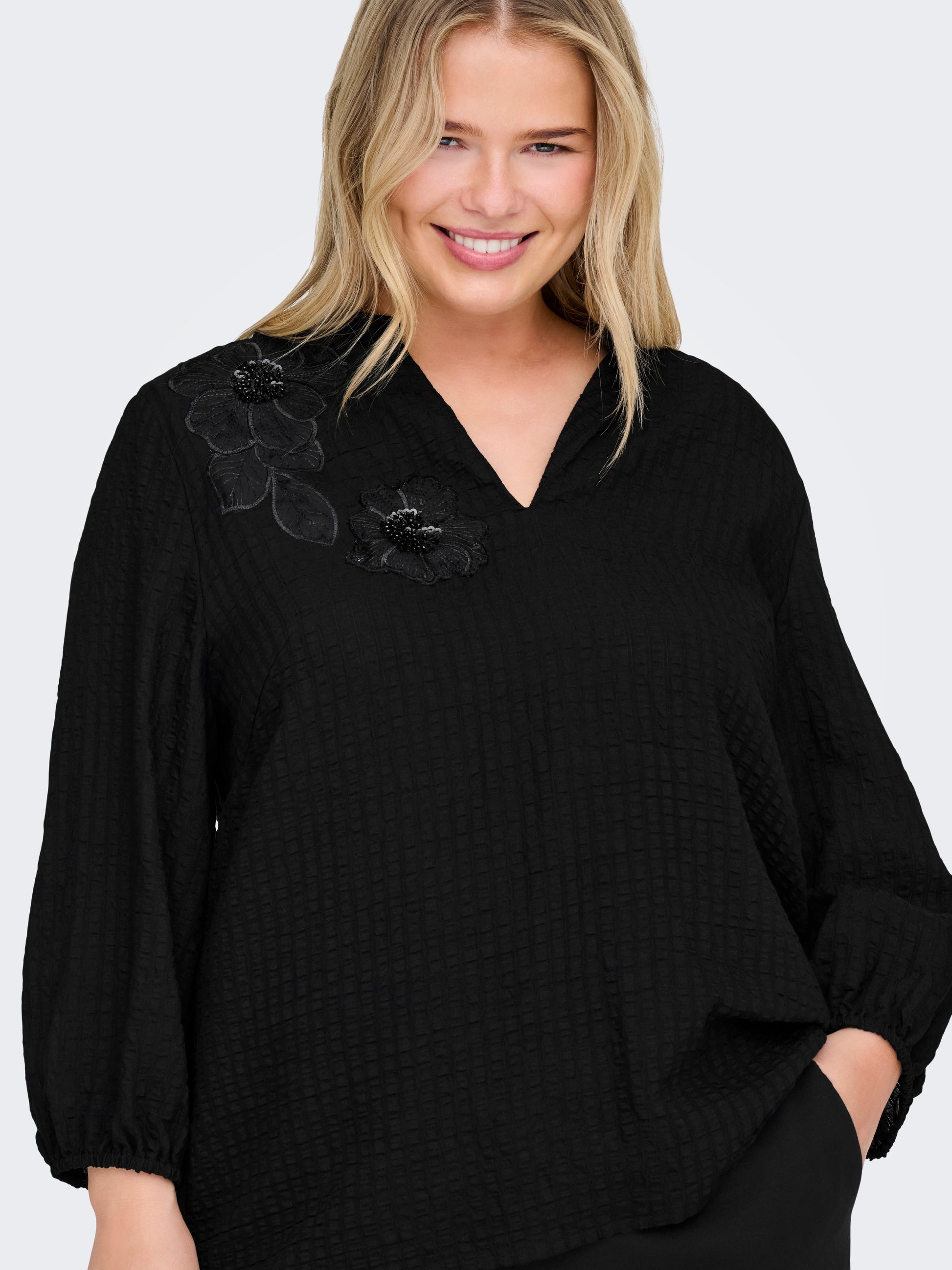 Carmakoma CARLYNE LIFE 3/4 V-NECK TOP WVN Zwart - OAK Fashion Noordwolde