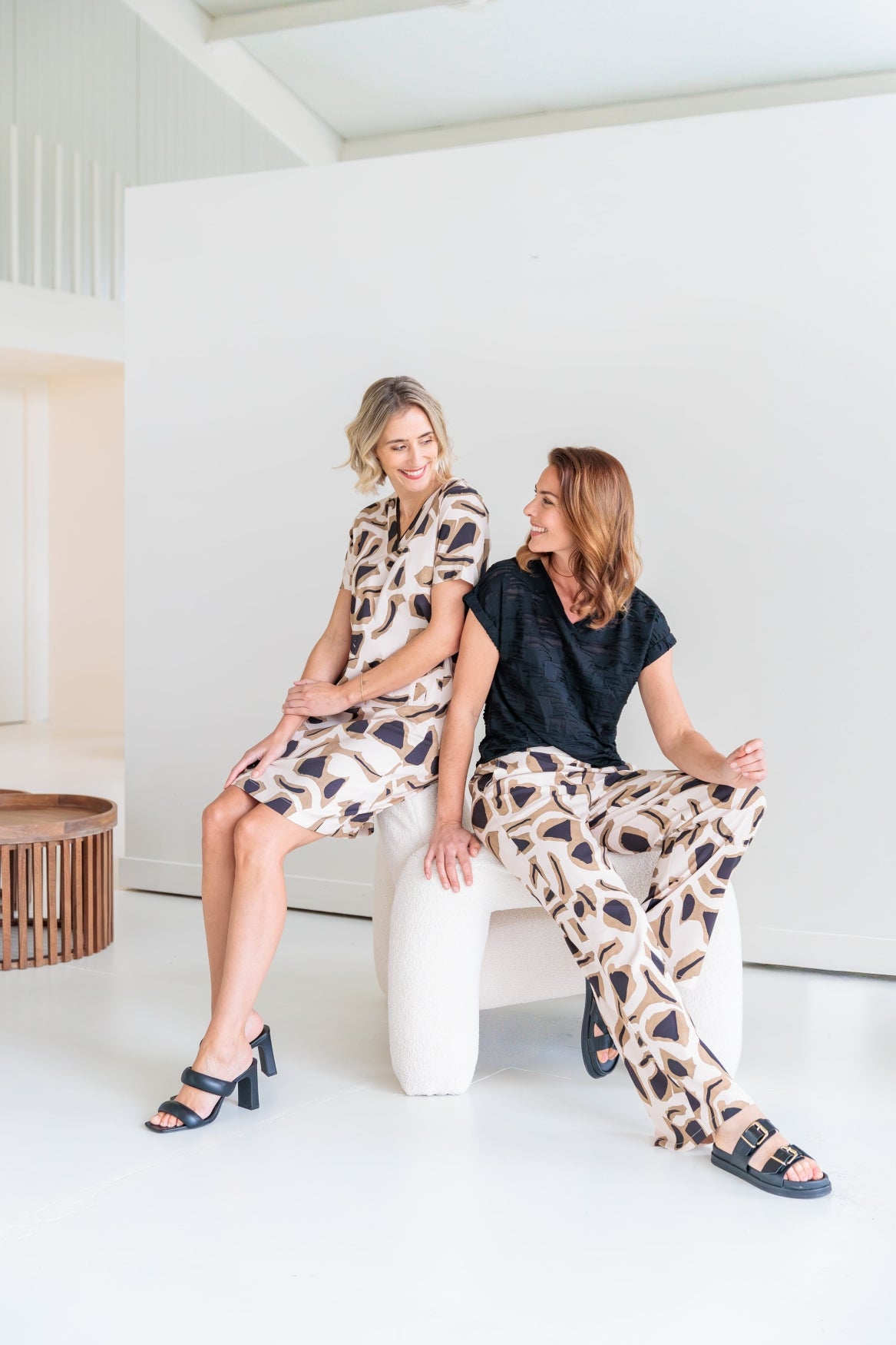 NED Evans SS Cut-out Structure Tricot Zwart - OAK Fashion Noordwolde