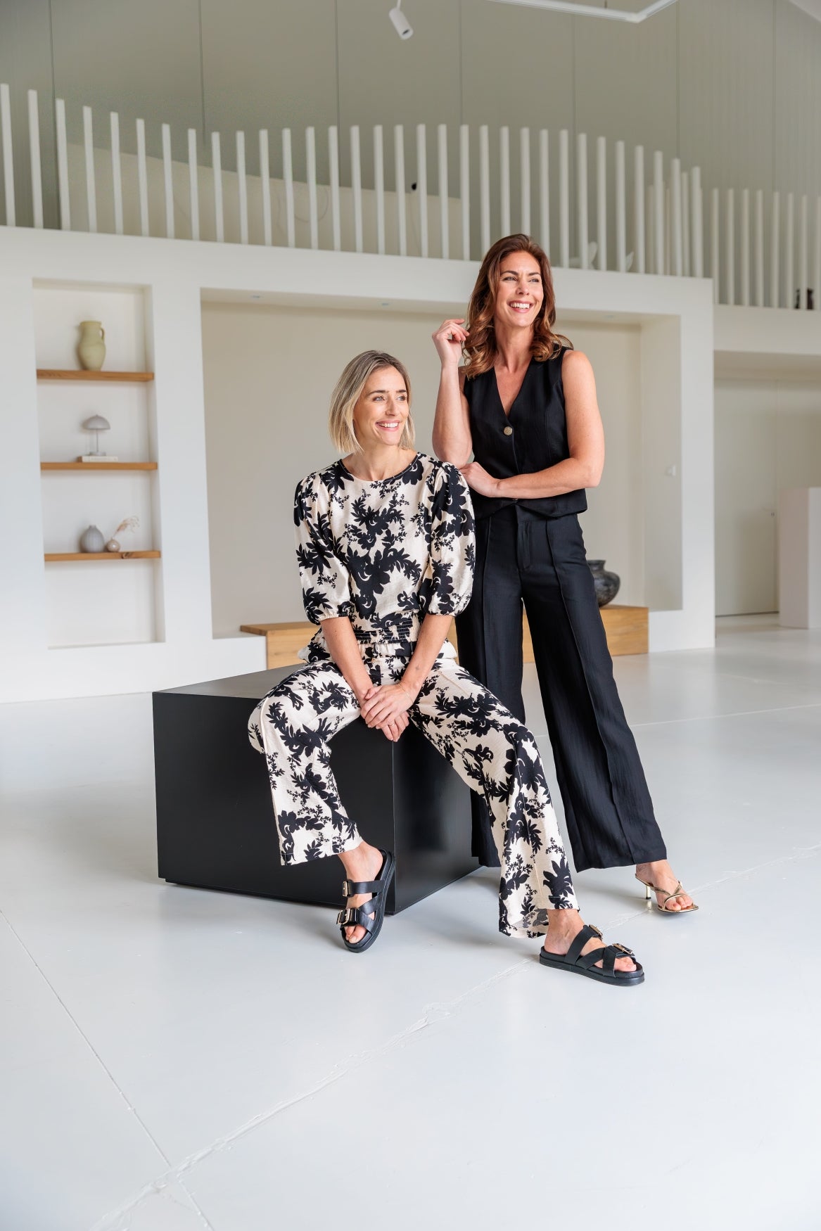 NED Yura Black Classic Floral Woven Zwart - OAK Fashion Noordwolde