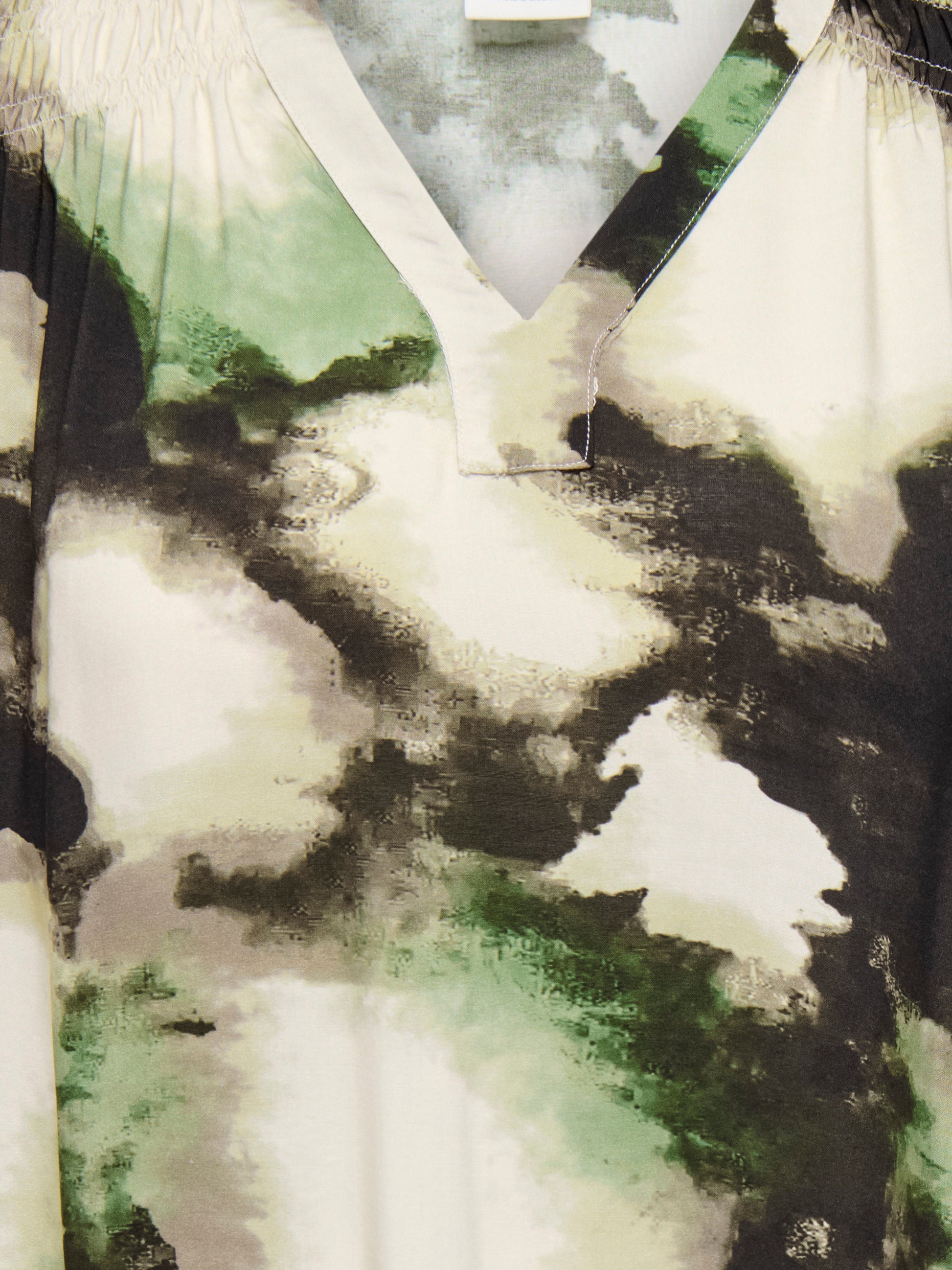 Carmakoma CARKERSTIN S/S V-NECK TOP AOP Grijs - OAK Fashion Noordwolde