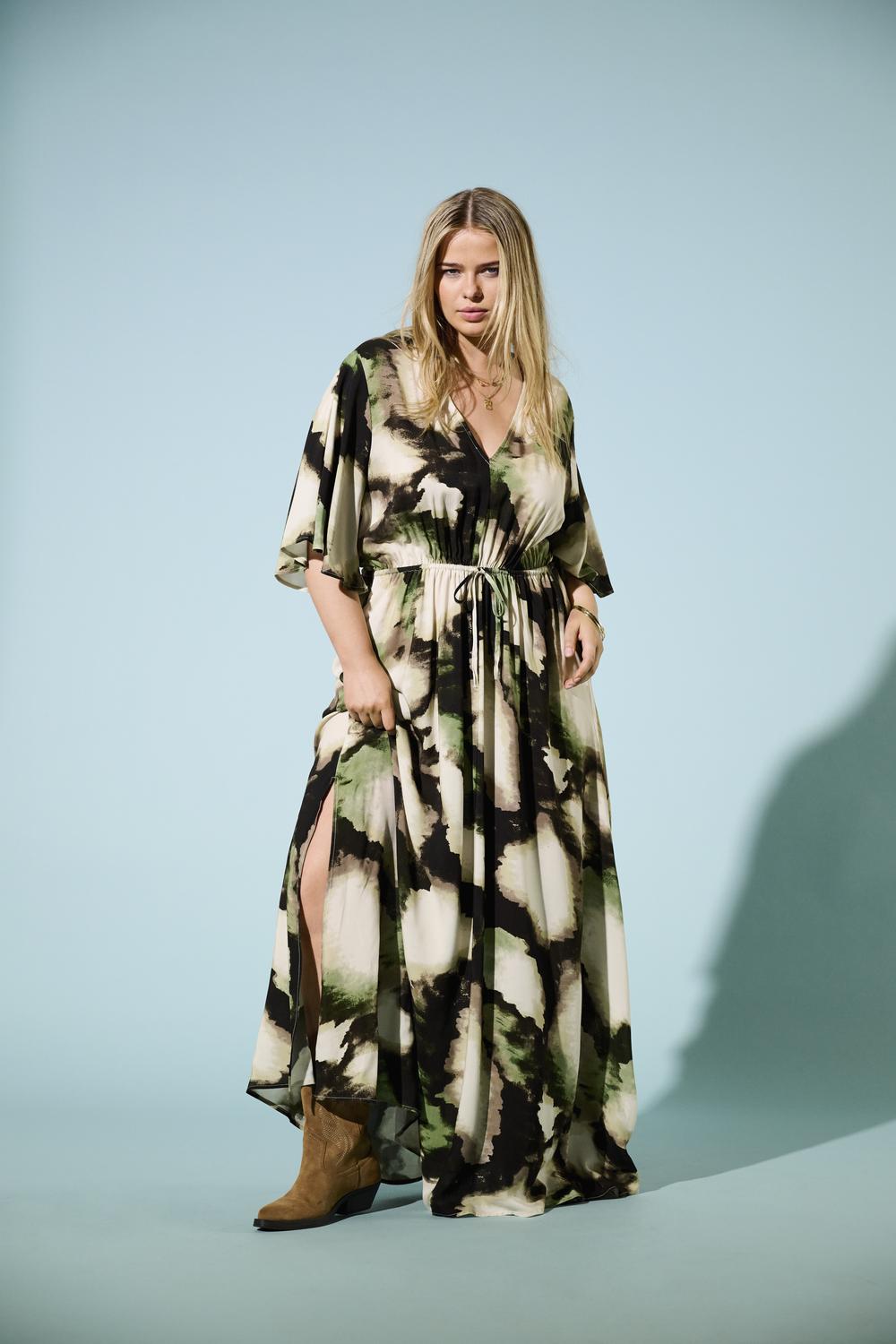 Carmakoma CARKERSTIN S/S V-NECK MAXI DRESS AOP Grijs - OAK Fashion Noordwolde