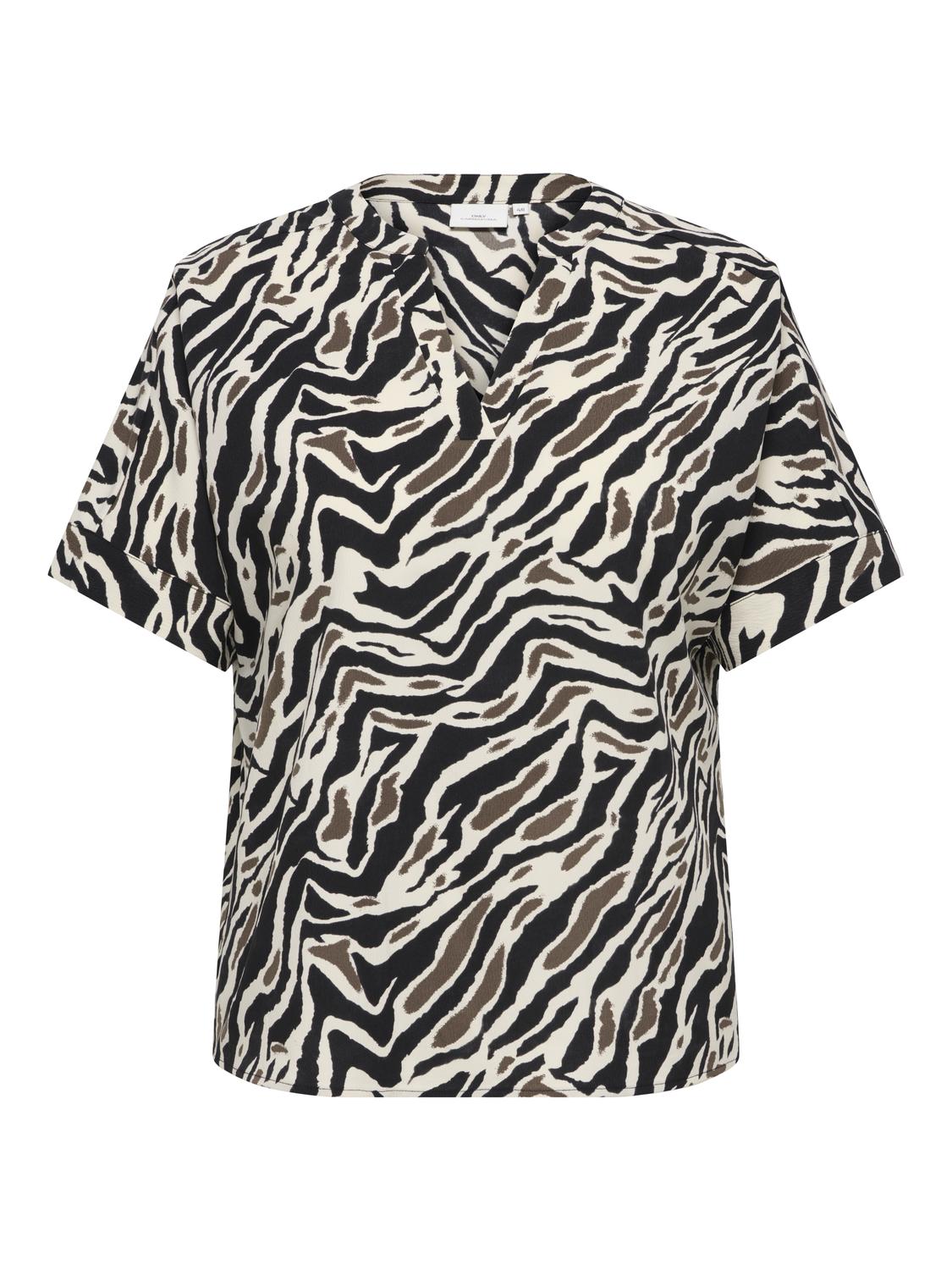 Carmakoma CARELITE S/S V-NECK FOLD-UP TOP AOP Zwart - OAK Fashion Noordwolde