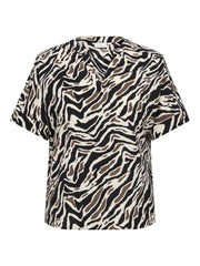 Carmakoma CARELITE S/S V-NECK FOLD-UP TOP AOP Zwart - OAK Fashion Noordwolde
