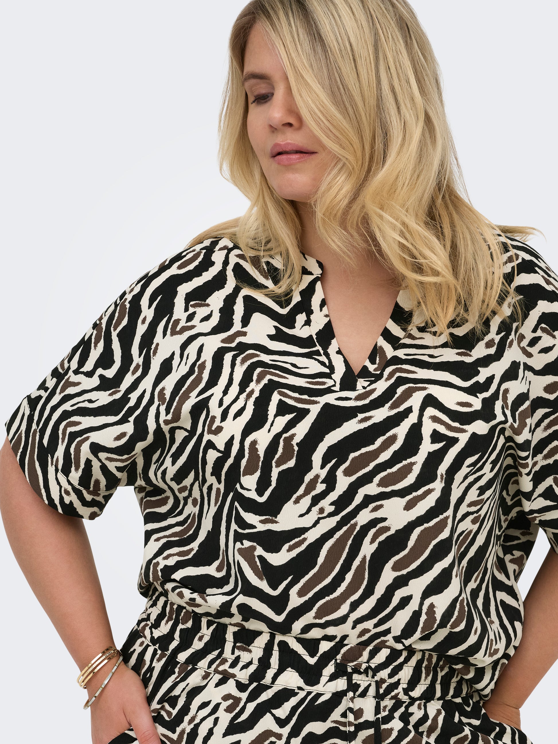 Carmakoma CARELITE S/S V-NECK FOLD-UP TOP AOP Zwart - OAK Fashion Noordwolde