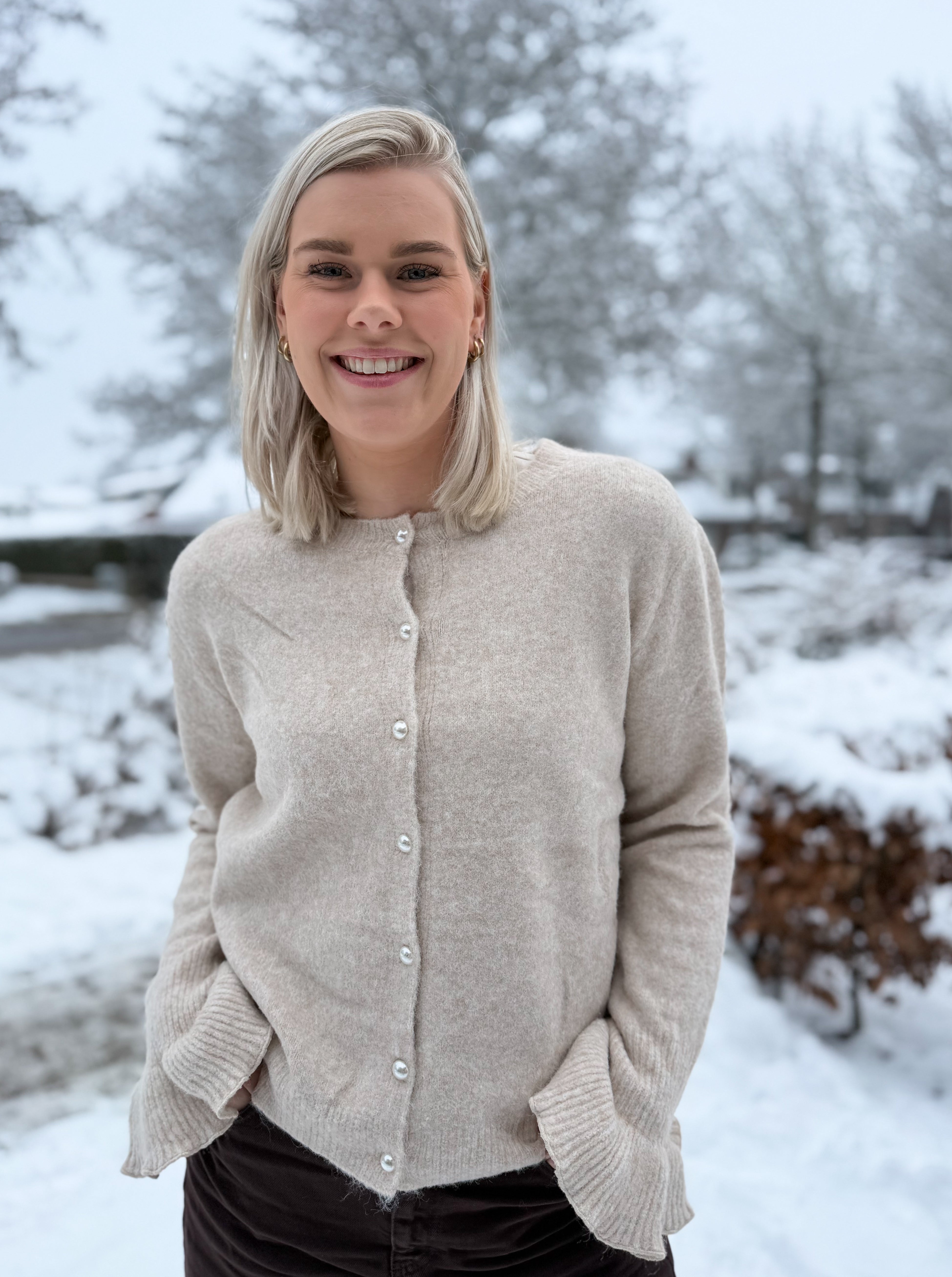 Oak Vest met parel knoop Bruin - OAK Fashion Noordwolde