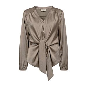 20250930152349_1112482_packshot22075798343Front1FQDOVEBLOUSEDesertTaupe_4c22c2fb.jpg